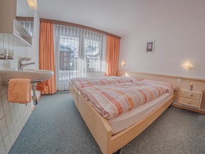 Bergrose 3 Zimmerwohnung Schlafzimmer mit Lavabo01