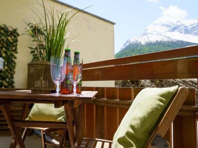 Sonniger Balkon mit Sitzmöglichkeiten