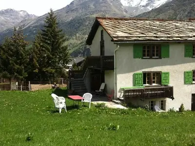 Hausbild Sommer mit grosser Wiese