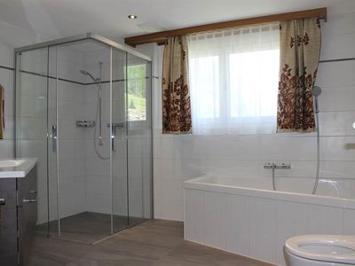 grosses Badezimmer mit Eckbadewanne, Dusche und WC