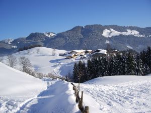 Winterblick auf den Bergbauernhof