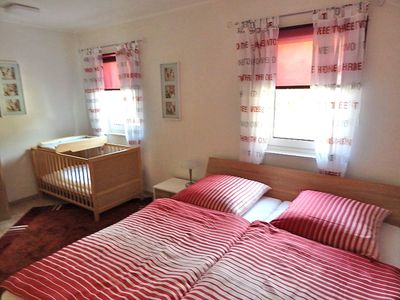 Schlafzimmer Doppelbett und Kinderbett