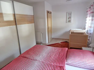 Schlafzimmer Doppelbett und Kinderbett