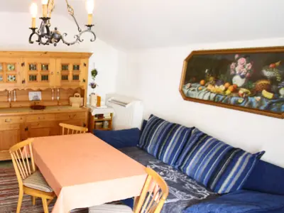 Wohnraum mit offener Küchenzeile