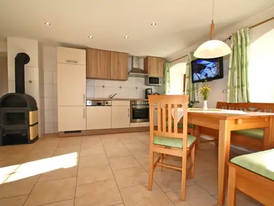 Wohnraum mit offener Küchenzeile