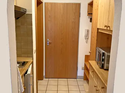 Küche mit Blick Richtung Wohnungstüre