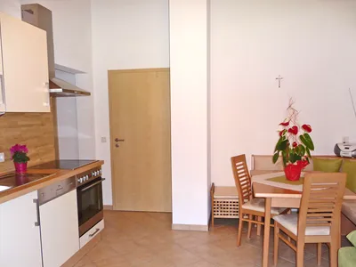 Wohnraum mit offener Küchenzeile