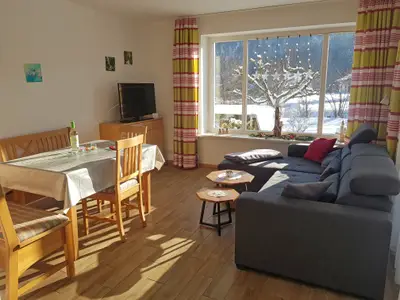 Wohnraum mit offener Küche und Terrasse