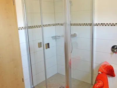 Badezimmer Dusche und Badewanne