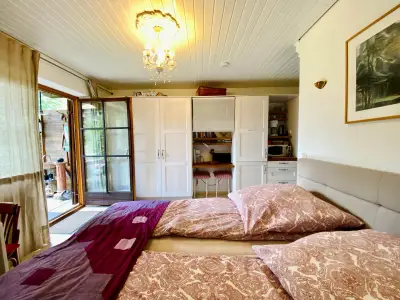 Wohnraum mit offener Küche und Terrasse