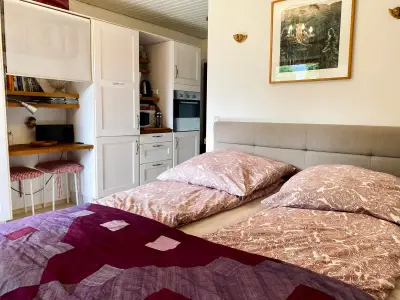 Wohnraum mit offener Küche und Terrasse