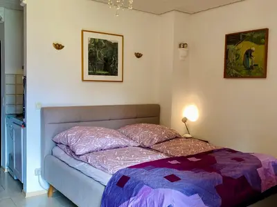 Wohnraum mit offener Küche und Terrasse