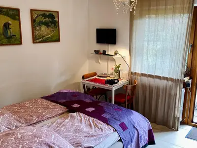 Wohnraum mit offener Küche und Terrasse