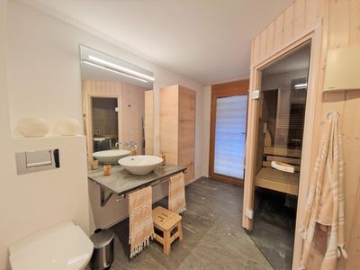 Badezimmer mit privater Sauna und Zugang zum Garten