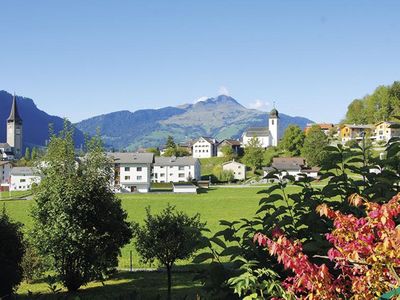 Aussicht auf den Piz Mundaun im Sommer