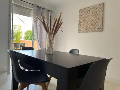 Das Wohnzimmer mit Zugang zur Terrasse