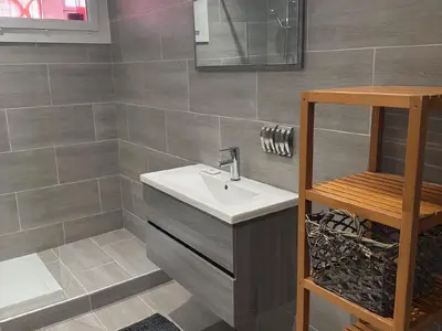 Badezimmer mit Waschbeckenmöbel und Stauraum