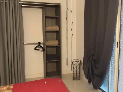 Großer begehbarer Kleiderschrank und Designer-Garderobe
