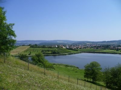 Blick auf das Salemer Tal und den Bifangweiher