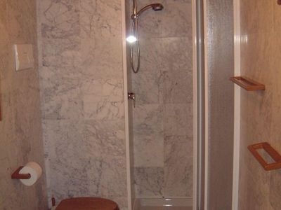 Bad/Dusche. Dusche, WC, Bidet, Waschbecken alles in Carrara Marmor