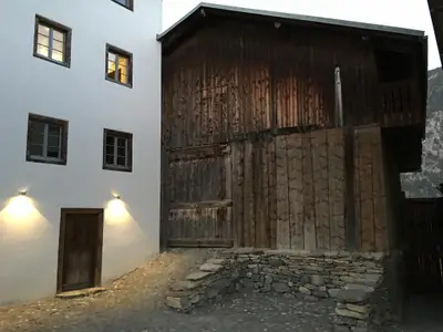 Der Eingang mit hübschem Innenhof (Anlieferung)