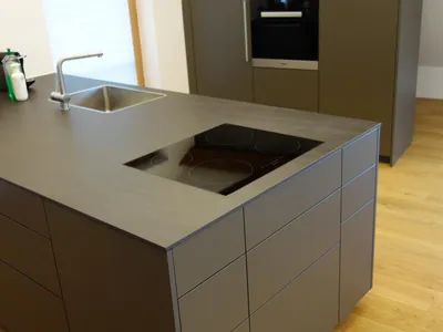 Moderne Küche mit Dampfabzug