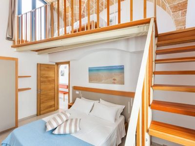 Zimmer mit Doppelbett und Leiter