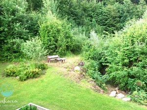 Garten mit einer schönen Sitzgelegenheit und einem Bach