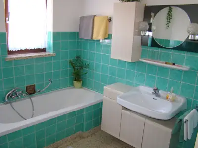 Bad mit Badewanne + WC