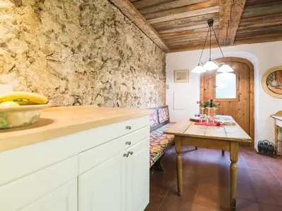Küche mit Tür zum privaten Garten
