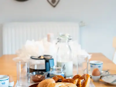 Frühstückstisch mit frischer Rohmilch