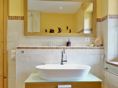 Bad mit Dusche und Badewanne