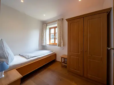 Kinderzimmer mit einem Bett Fewo Inntal