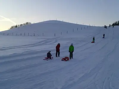 Unser Schlittenberg gleich neben dem Haus