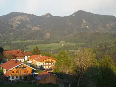 Der Schoberhof mit Blick zur  Hochries
