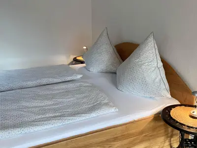 Hauptschlafzimmer: Doppelbett aus eigenem Eschenholz