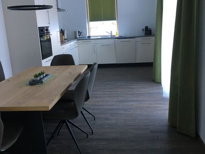 Küche/ Esszimmer bei Tageslicht