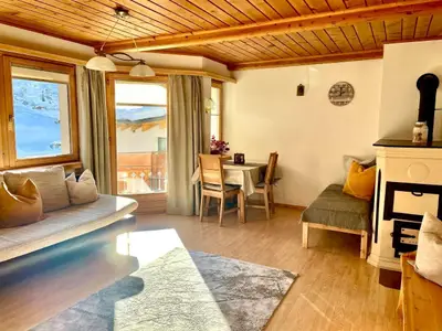 Wohnzimmer mit Samnauner Holzofen