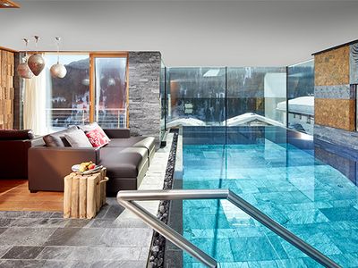 Infinity Panorama Naturstein-Swimmingpool mit Whirlpool &amp; Massagebank