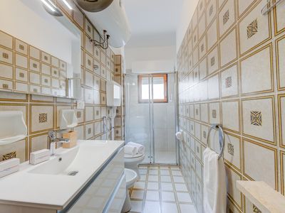 Standard-Badezimmer mit Dusche, WC und Bidet