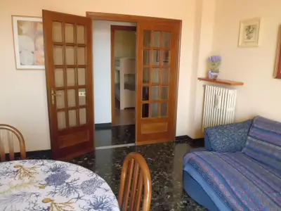Wohnbereich. geräumiges Wohnzimmer mit schöner Glasflügeltür