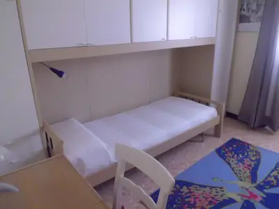 Zweites Schlafzimmer mit 3 Betten und Schreibtisch