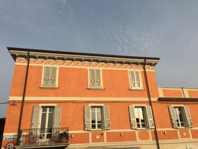 Außenansicht des Gebäudes. Apartment mit Balkon zur Piazza!