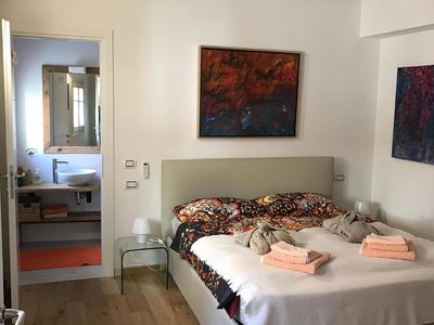 Schlafbereich. 1. Schlafzimmer mit eigenem Bad