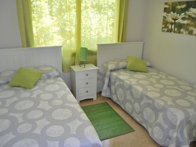 Schlafzimmer mit zwei Einzelbetten