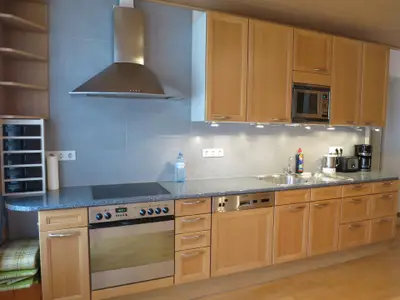 Voll ausgestattete DAN-Küche mit Geschirr für 12 Personen