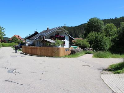 Direkte Umgebung des Objekts. Voll umzäunt, mit Spielhaus, Fußballtor, Gartenmöbeln und Holzkohlegrill