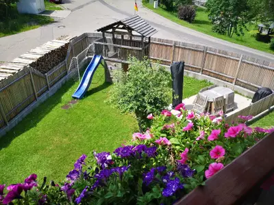 Garten. Garten mit Blick vom Balkon