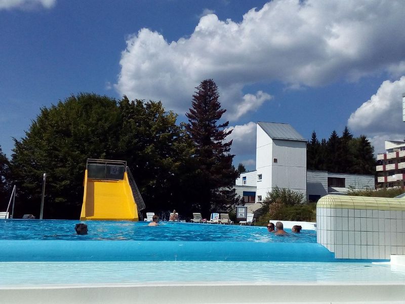 Pool. Außenpool mit Wasserrutschbahn