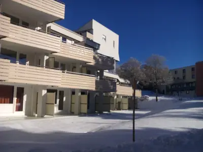 Balkon. mit Liegestühlen und Gartenmöbeln